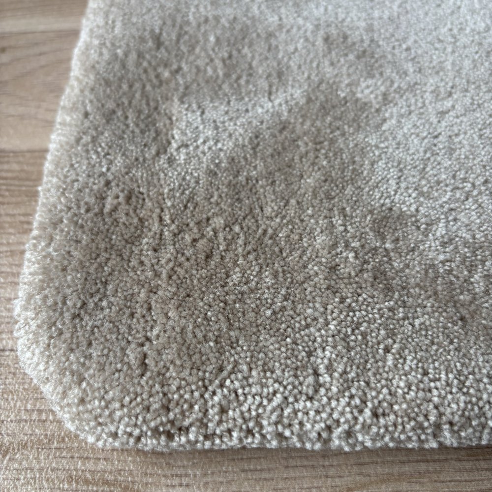 Tapis de de luxe design beige sur mesure aspect viscose finition repli
