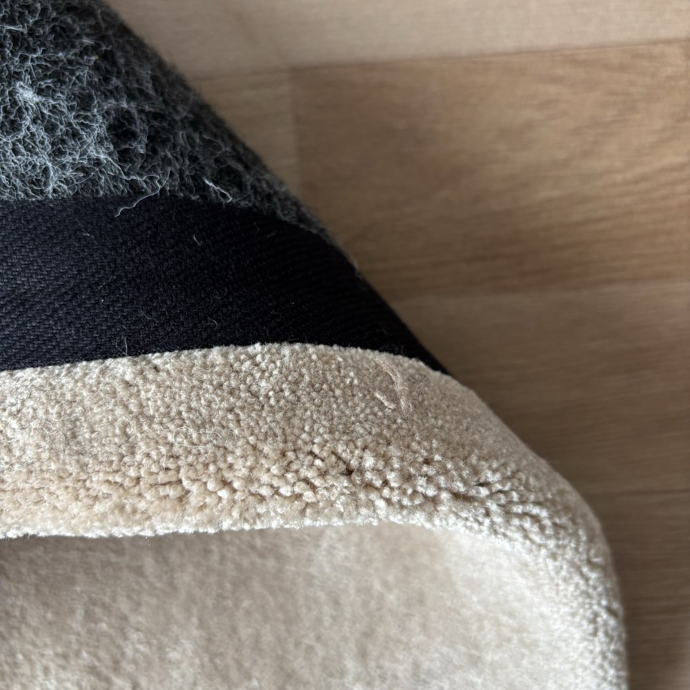 Tapis de de luxe design beige sur mesure aspect viscose finition repli