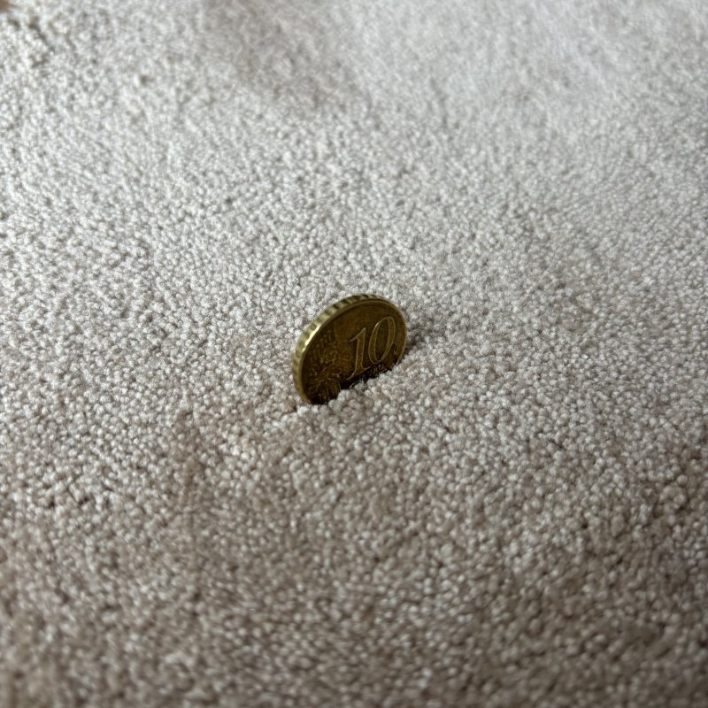 Tapis de de luxe design beige sur mesure aspect viscose finition repli