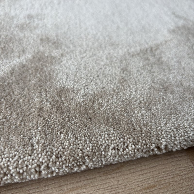 Tapis de de luxe design beige sur mesure aspect viscose finition repli
