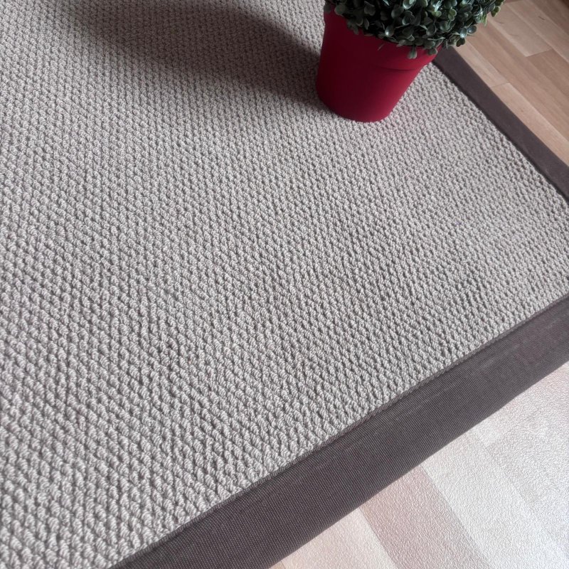 Tapis en laine camel 140 x 200 cm finition gansée