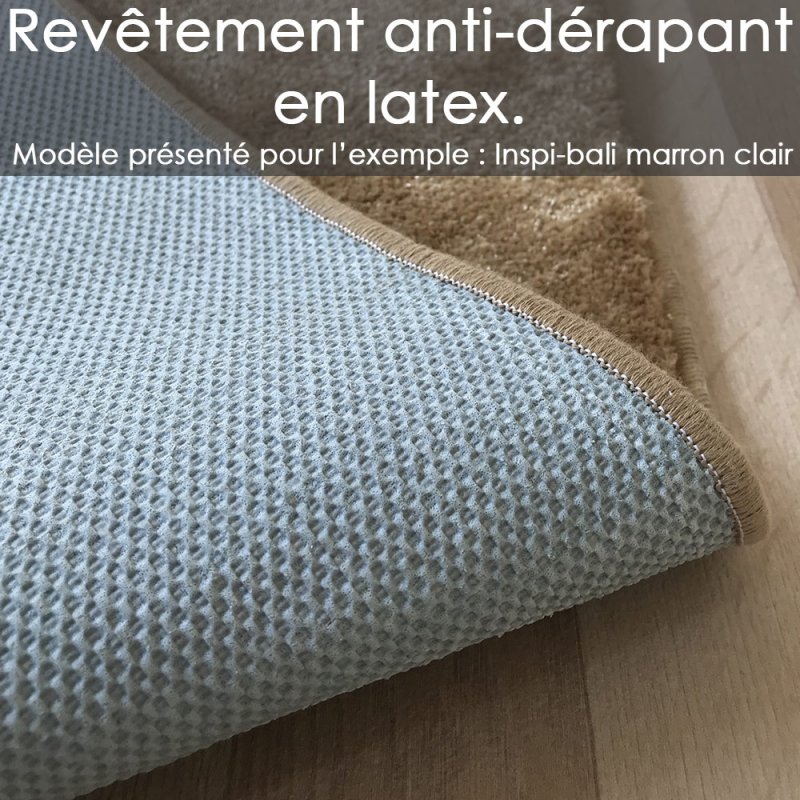 Tapis de luxe sur mesure lavable en machine couleur lie de vin aspect viscose
