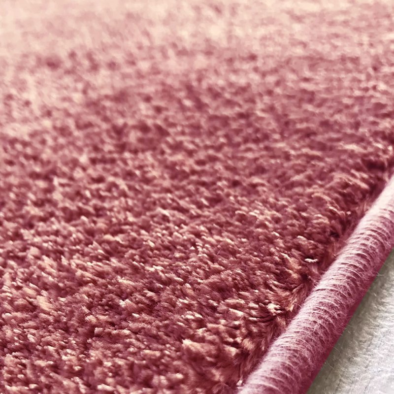Tapis de luxe sur mesure lavable en machine couleur lie de vin aspect viscose
