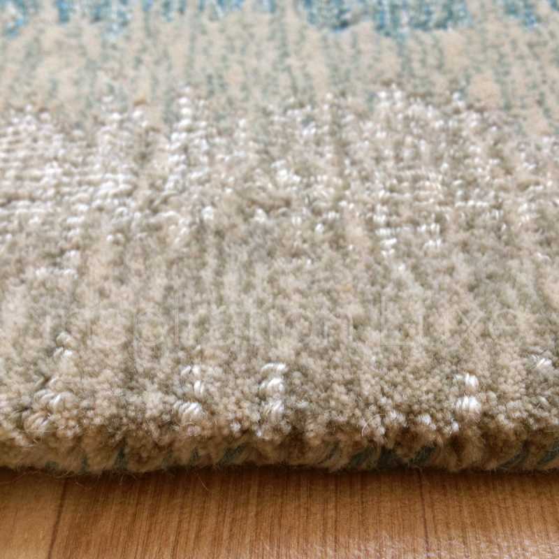 Tapis haut de gamme beige à motifs en laine et viscose fait main par Ligne Pure