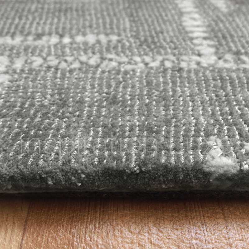 Tapis de luxe gris à carreaux de la gamme Reflect en viscose par Ligne Pure