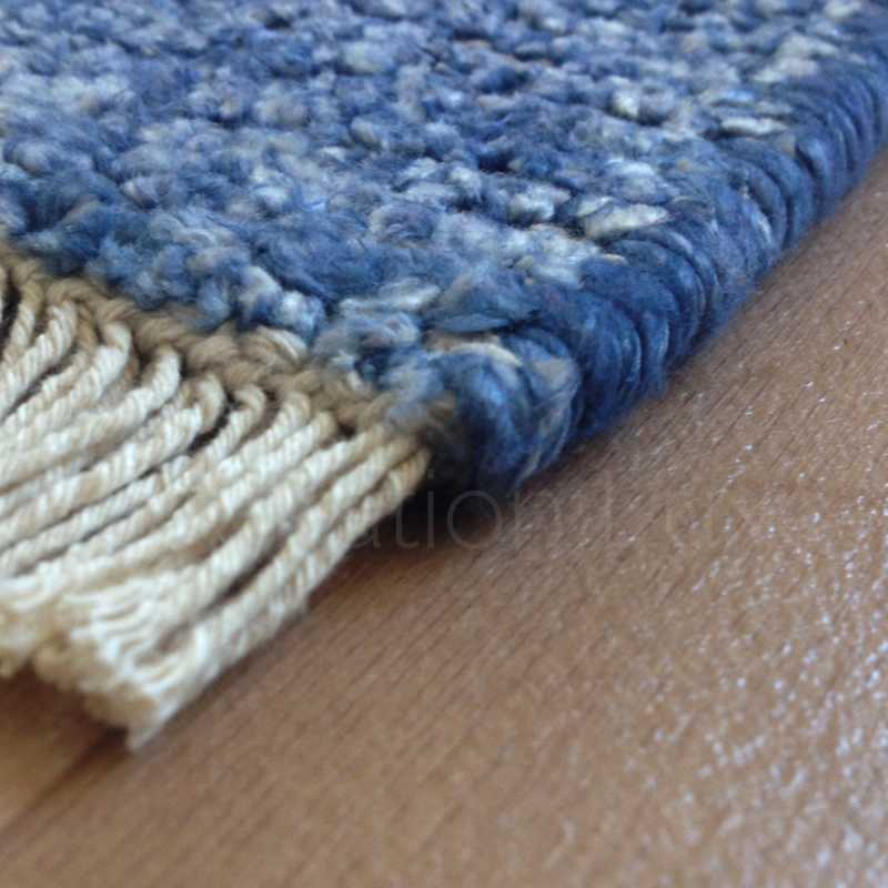 Tapis haut de gamme en viscose bleu tissée à la main rectangulaire et fin par Ligne Pure.
