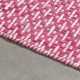 Tapis rose haut de gamme en laine teintée tissée à la main motifs losanges Mic Mac par Angelo