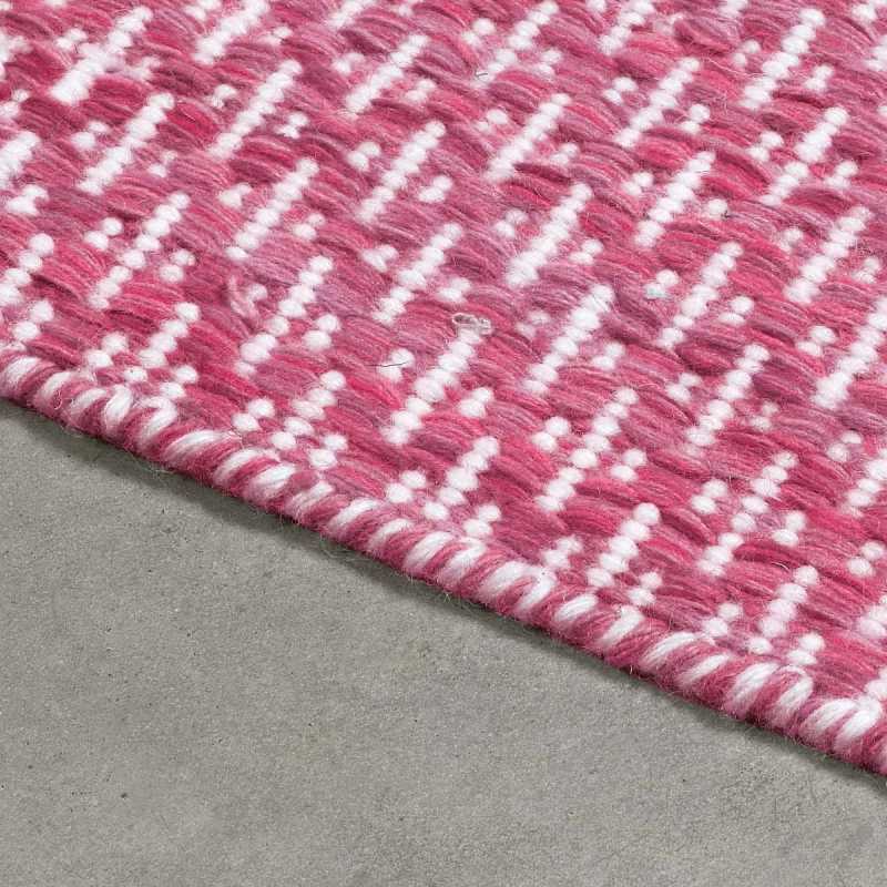 Tapis rose haut de gamme en laine teintée tissée à la main motifs losanges Mic Mac par Angelo