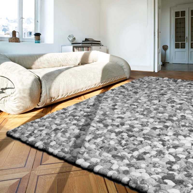 Tapis sur mesure gris avec galets en laine On the Rocks par Angelo
