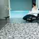 Tapis sur mesure gris avec galets en laine On the Rocks par Angelo