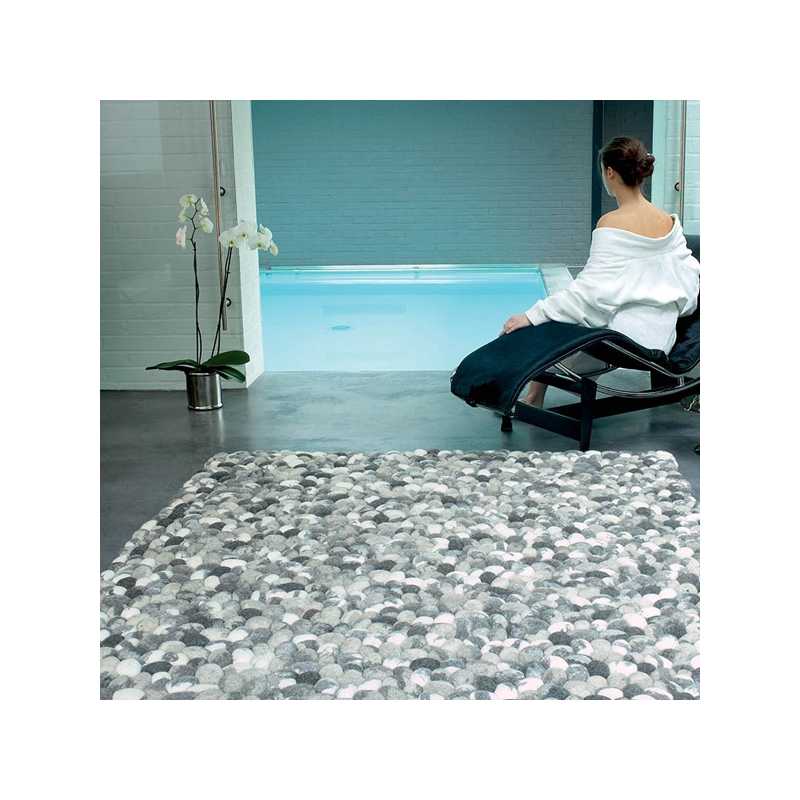 Tapis sur mesure gris avec galets en laine On the Rocks par Angelo