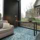 Tapis sur mesure bleu à écailles en laine et viscose Stream par Angelo