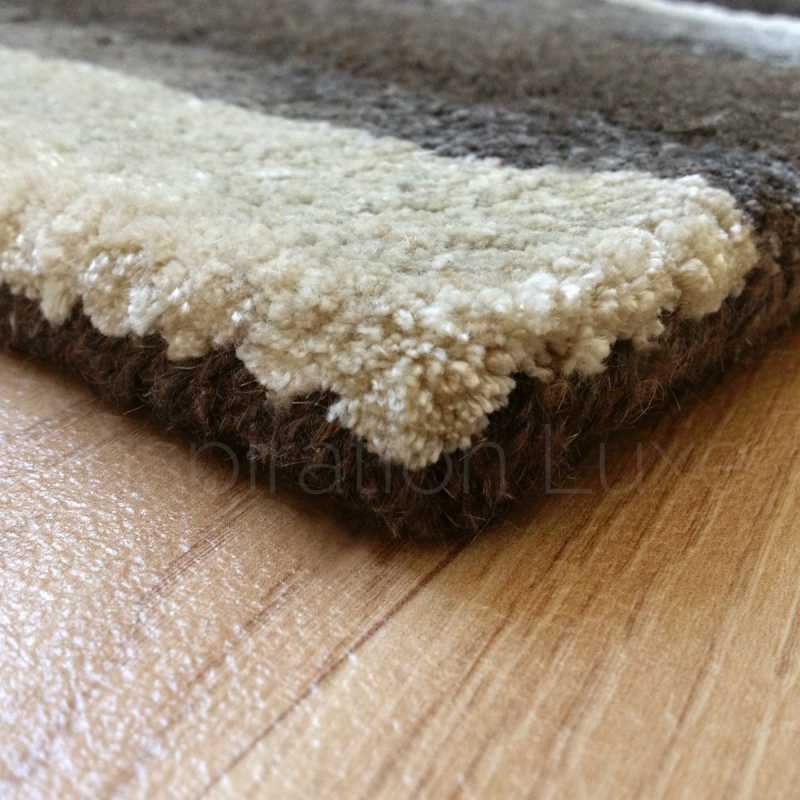 Tapis de luxe rectangulaire en laine et viscose rayé dans les tons gris par Ligne Pure
