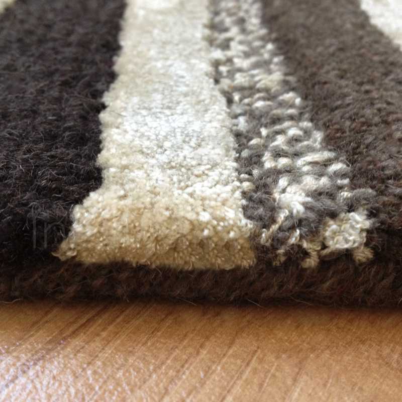 Tapis de luxe rectangulaire en laine et viscose rayé dans les tons gris par Ligne Pure