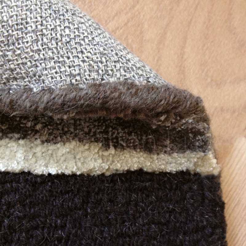 Tapis de luxe rectangulaire en laine et viscose rayé dans les tons gris par Ligne Pure
