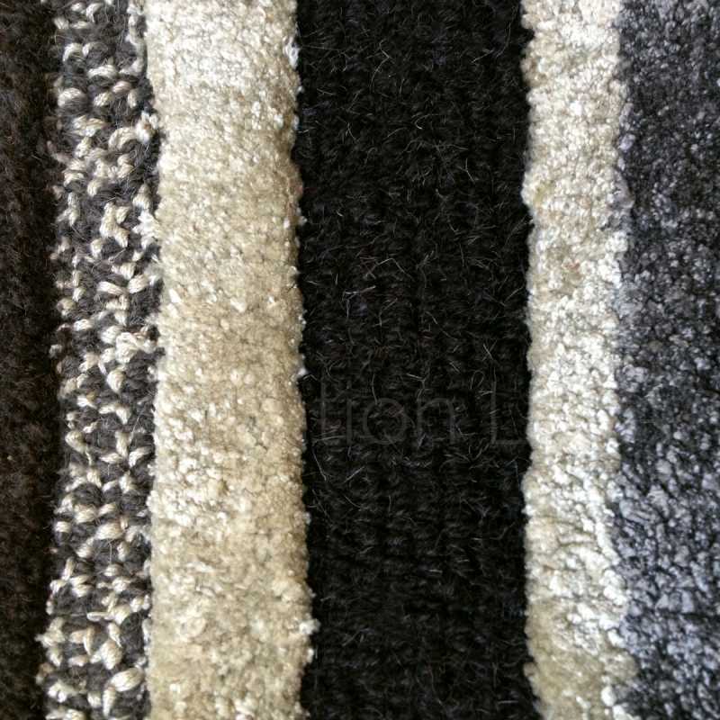 Tapis de luxe rectangulaire en laine et viscose rayé dans les tons gris par Ligne Pure