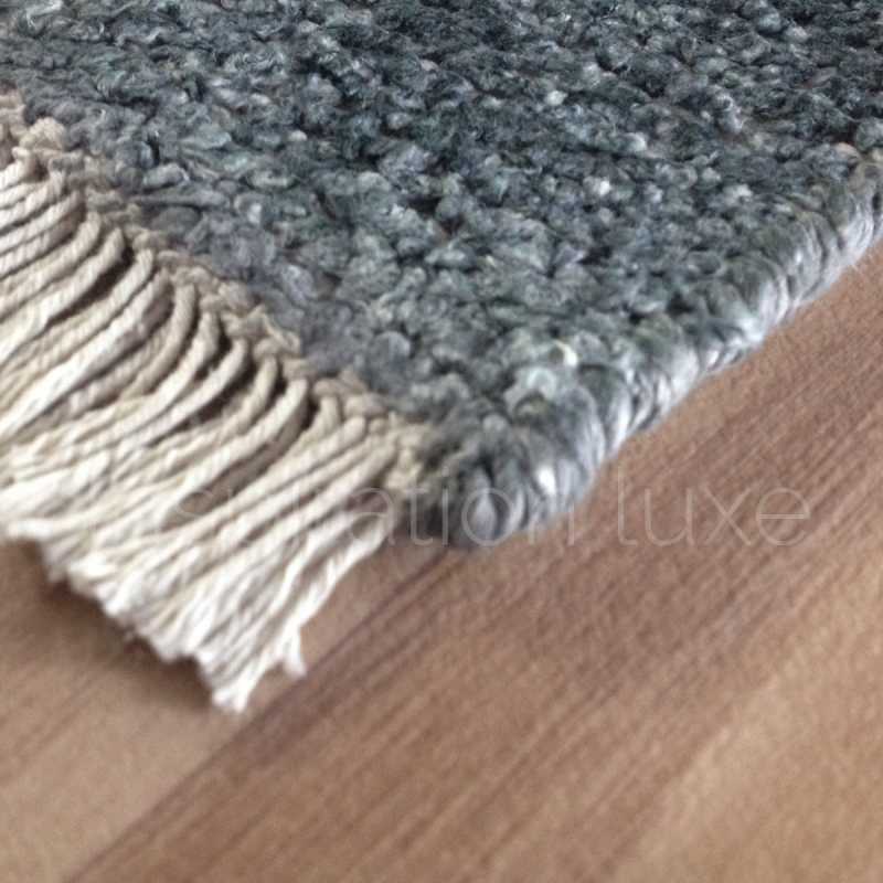 Tapis haut de gamme en viscose gris tissé à la main rectangulaire et fin par Ligne Pure.