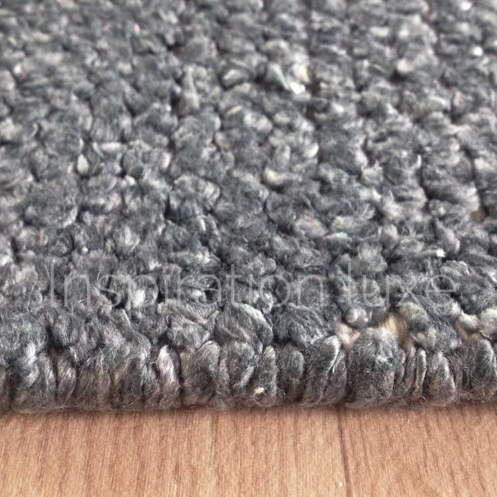 Tapis haut de gamme en viscose gris tissé à la main rectangulaire et fin par Ligne Pure.