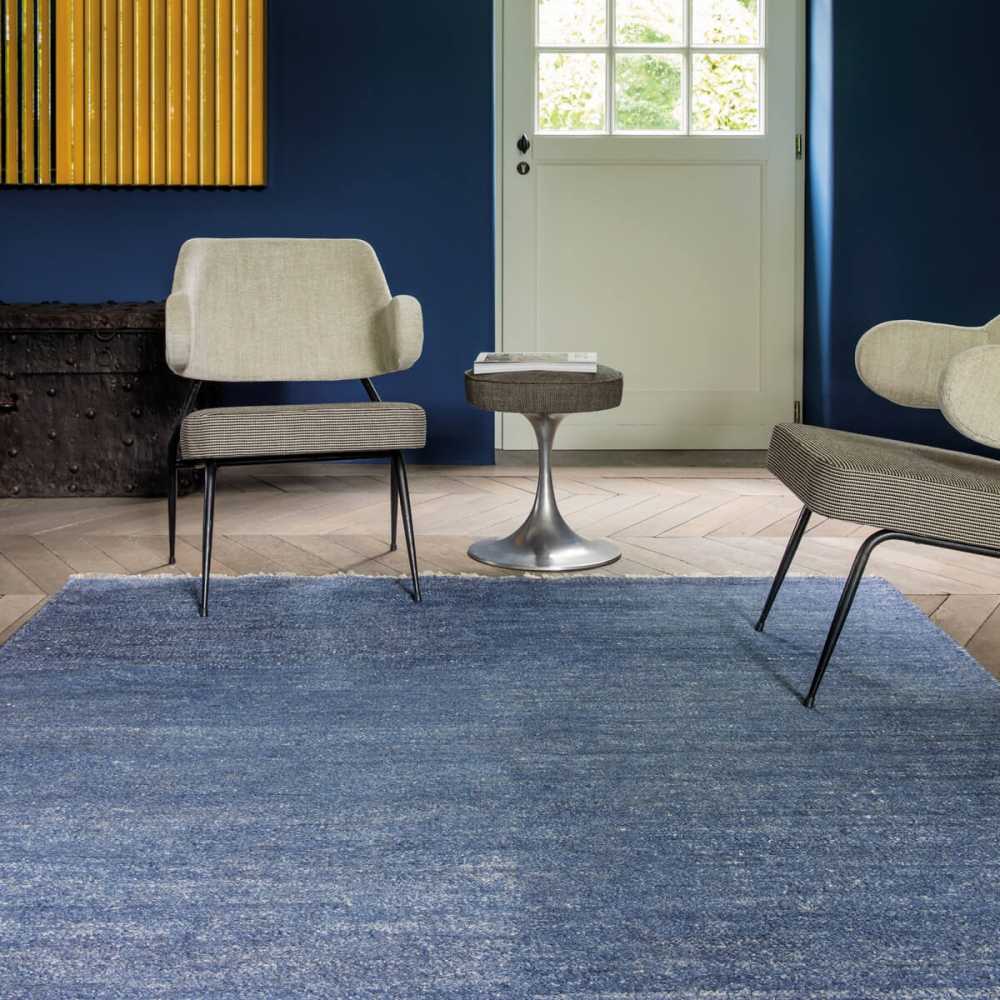 Tapis haut de gamme en viscose bleu tissée à la main rectangulaire et fin par Ligne Pure.