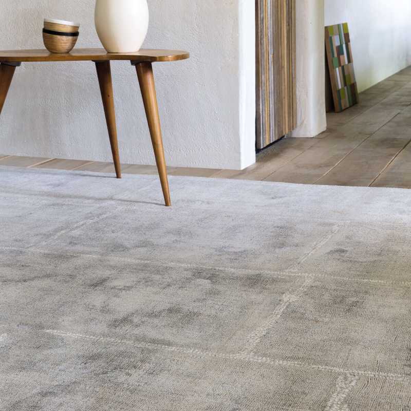 Tapis de luxe gris à carreaux de la gamme Reflect en viscose par Ligne Pure